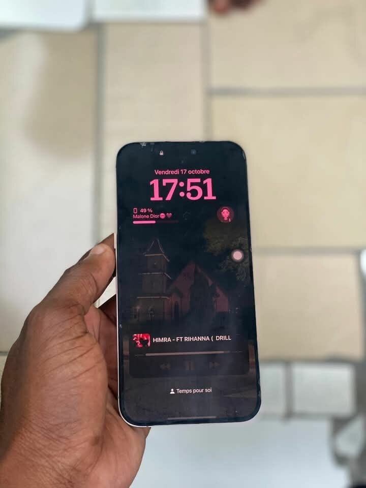 iPhone avec coque blanche