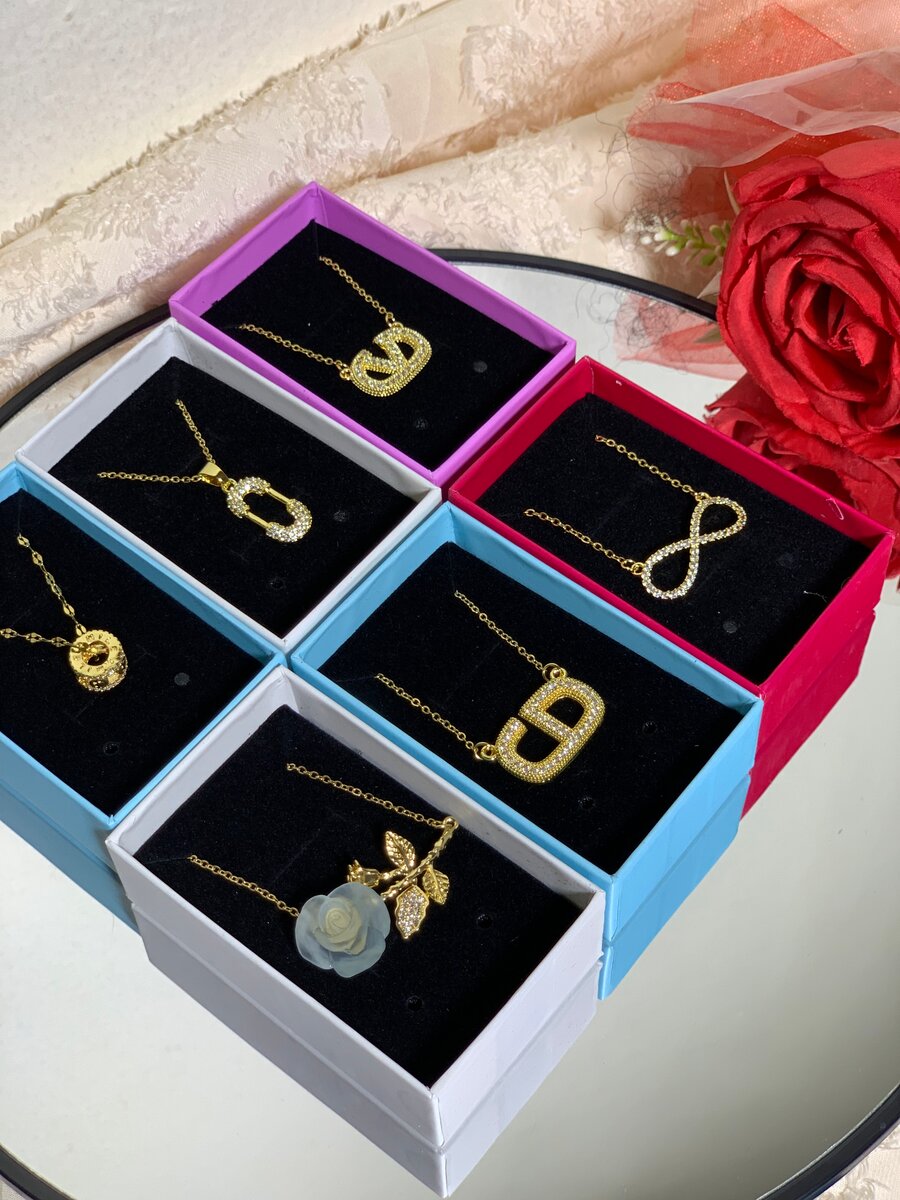 Colliers élégants en pendentif doré