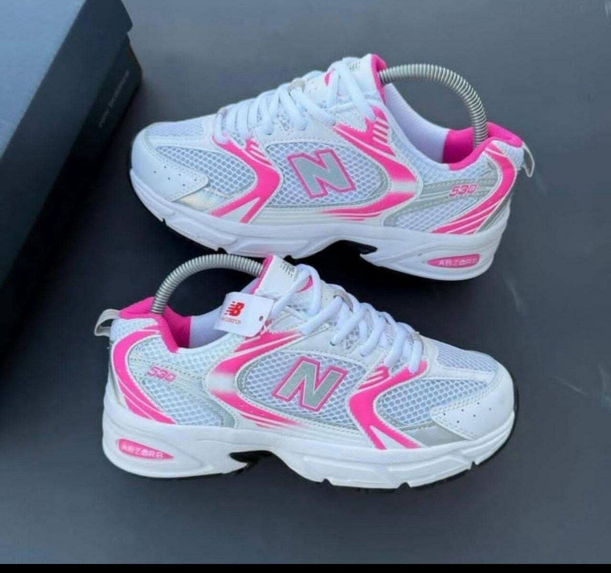 Chaussures de sport blanches et roses