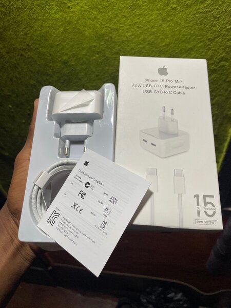 Chargeur iPhone 15 authentique