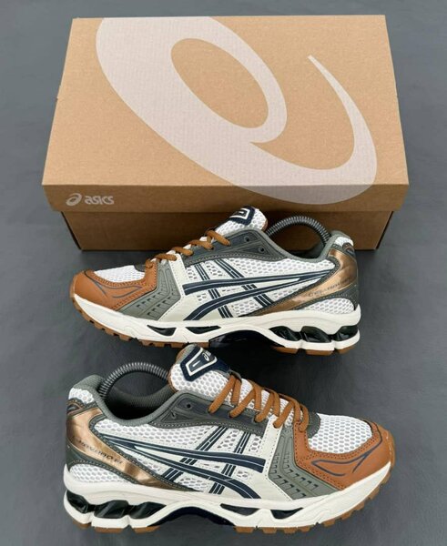 Chaussure (ASICS)