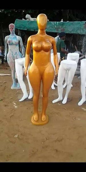 Mannequin femme dorée