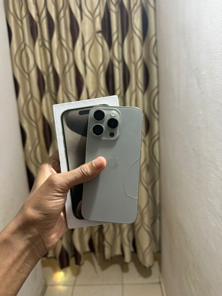 iPhone 15pro 128Go avec son carton