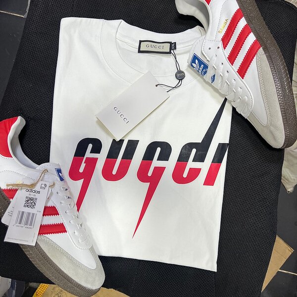 TEE-SHIRTS + CHAUSSURES