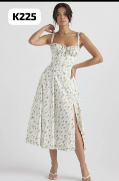 Robe à fleurs blanche à fines bretelles et décolleté d'été