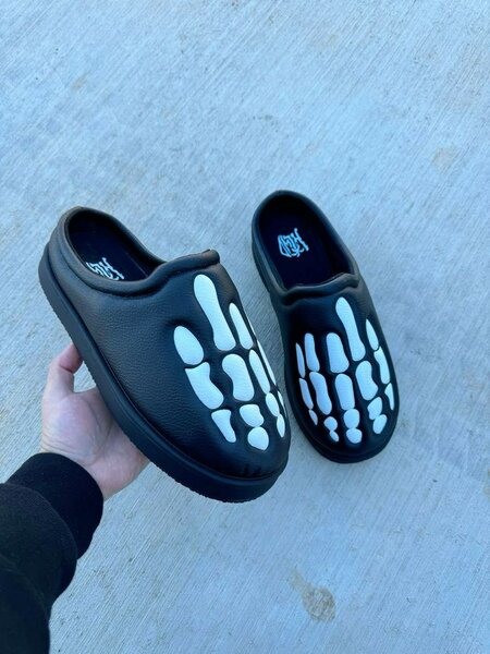 Claquettes squelettes blanches