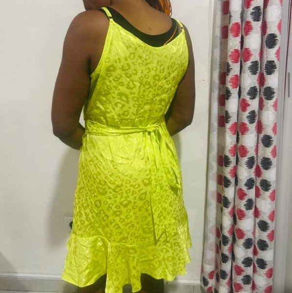 Robe d'été jaune vif élégante