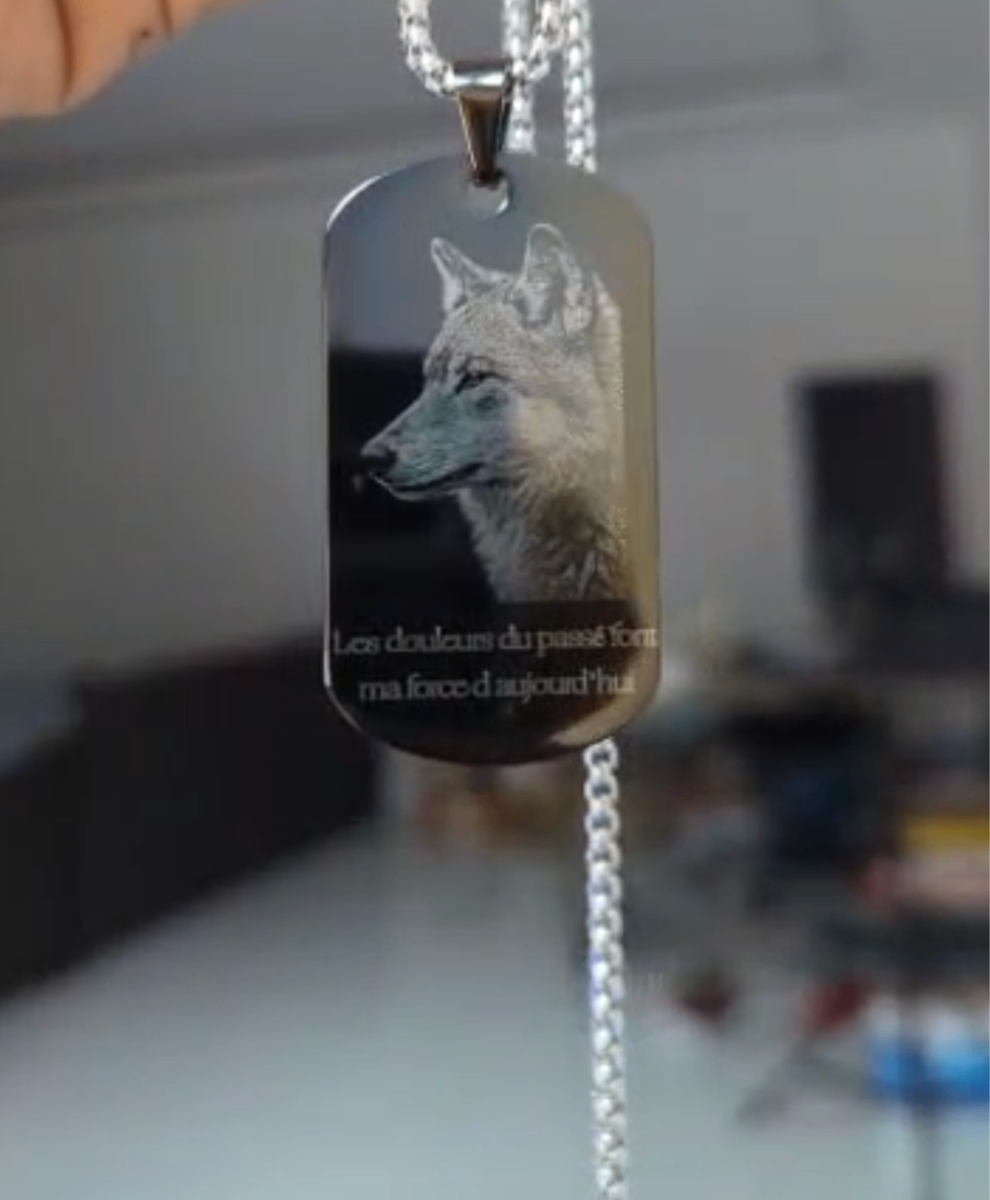 Pendentif loup en acier