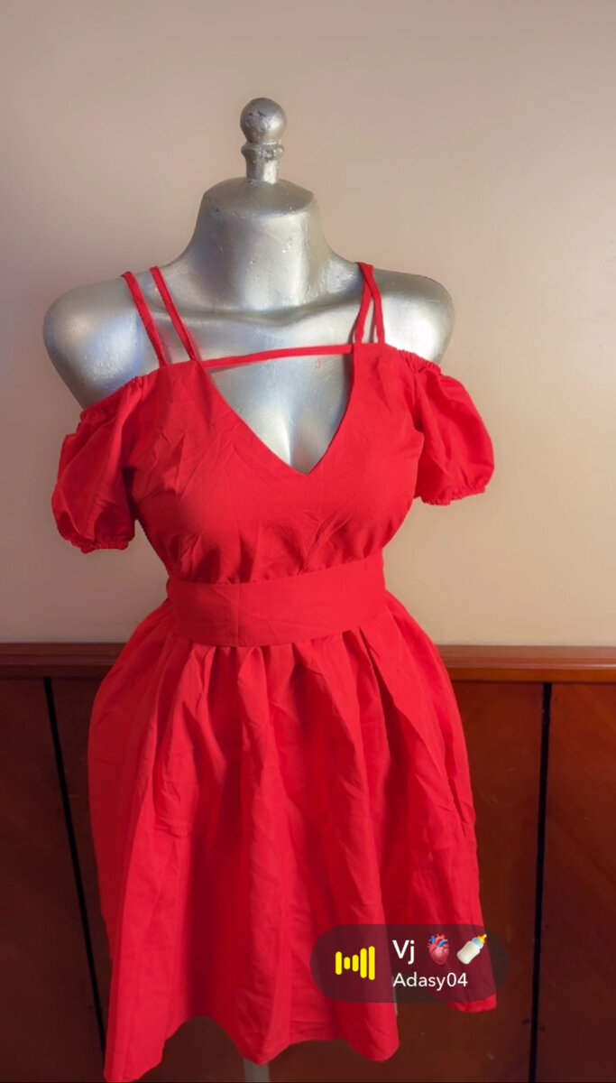 Robe rouge épaules dénudées