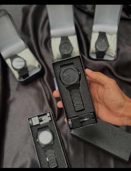 Montre en acier inoxydable noire