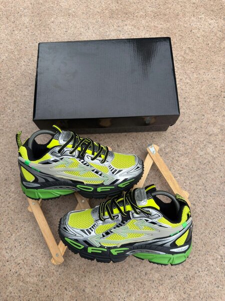 Chaussures de sport vert et noir