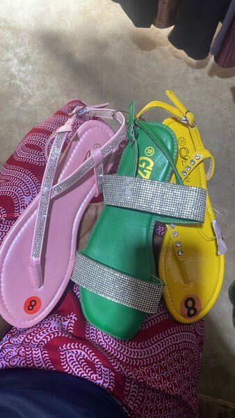 Sandales élégantes et brillantes