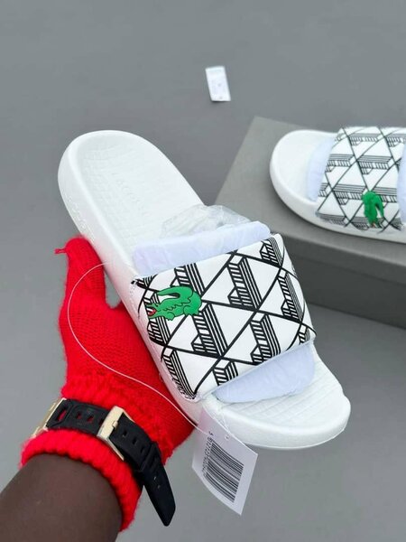 Claquettes Lacoste