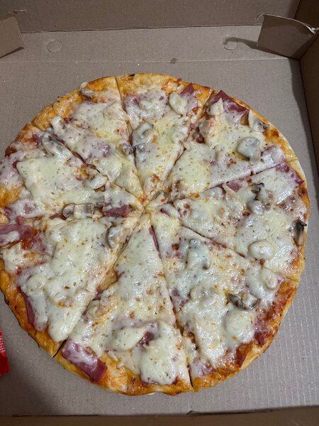 Pizza fromage et charcuterie