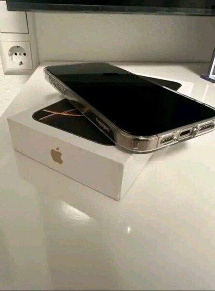 iPhone Pro avec coque transparente