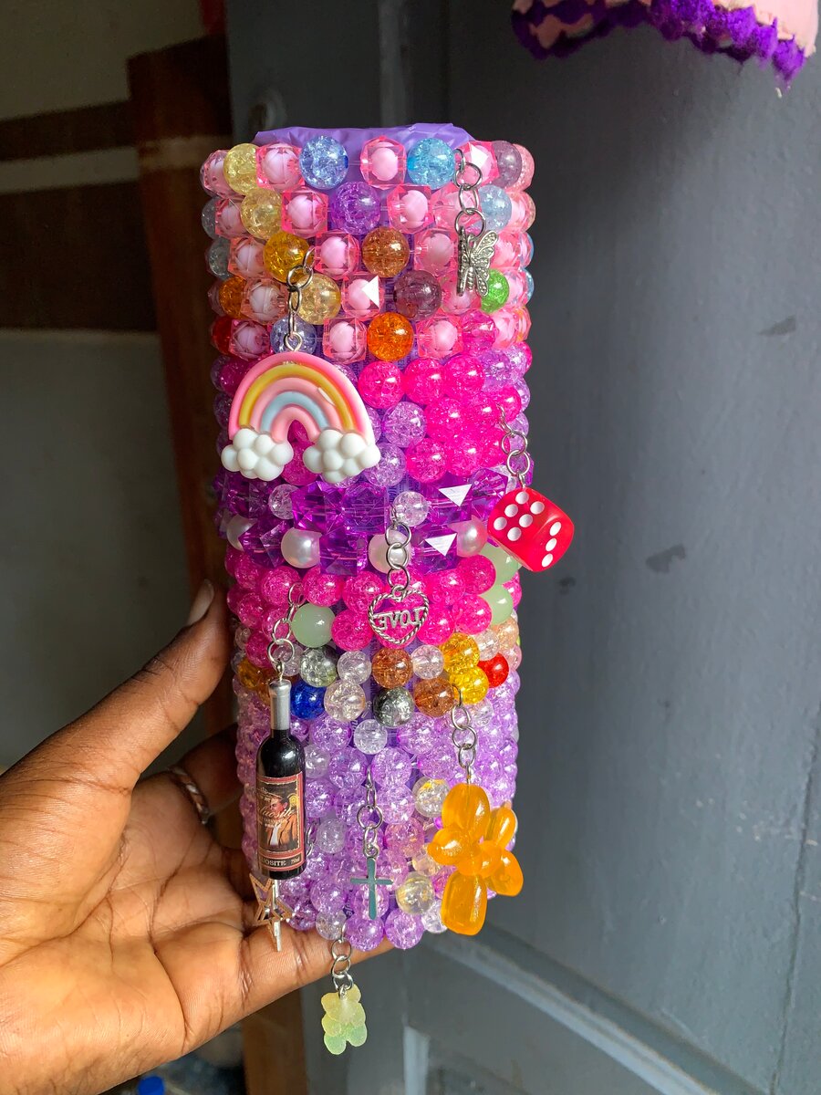 Bracelet multicolore avec breloques