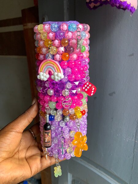 Bracelet multicolore avec breloques