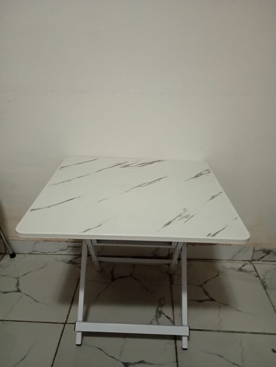 Table pliante marbrée compacte