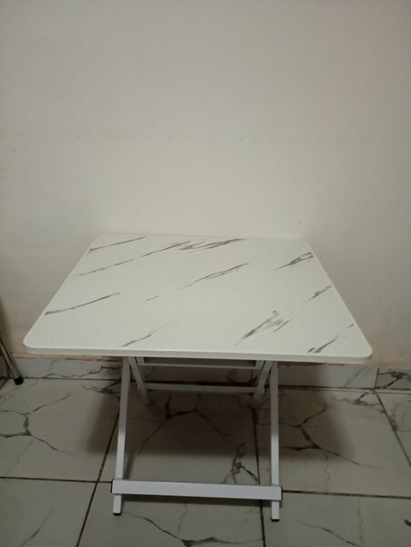 Table pliante marbrée compacte