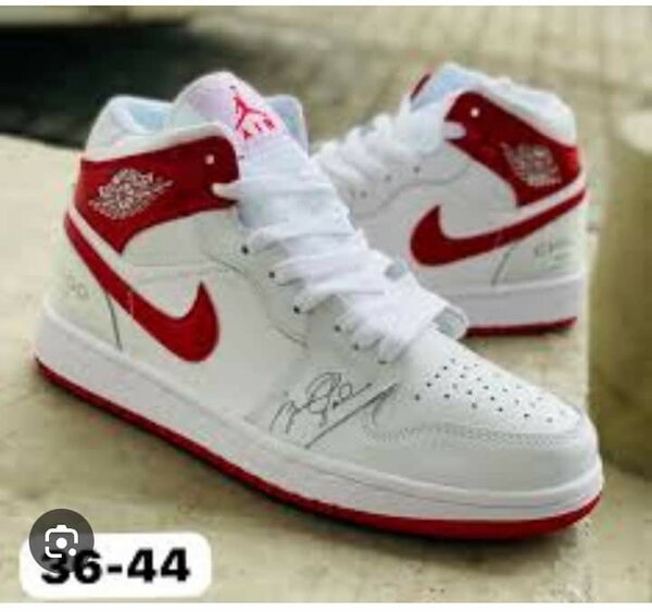 Baskets blanches et rouges