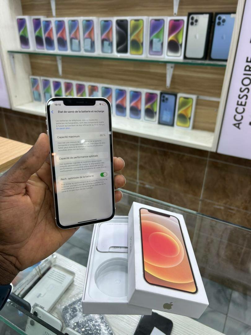 iPhone 12 simple 64giga état très propre  Batterie : 88% Pri