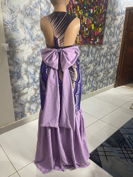 Robe élégante à dos ouvert avec grand nœud