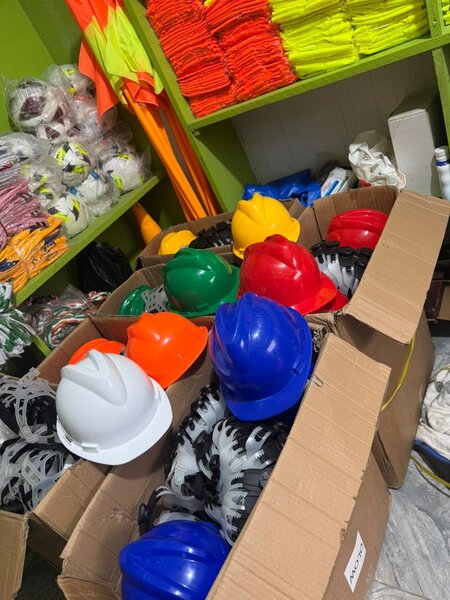Casques de sécurité multicolores