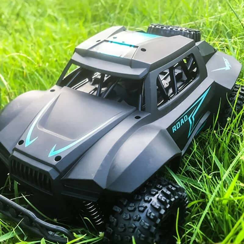 Voiture télécommandée à carte courte