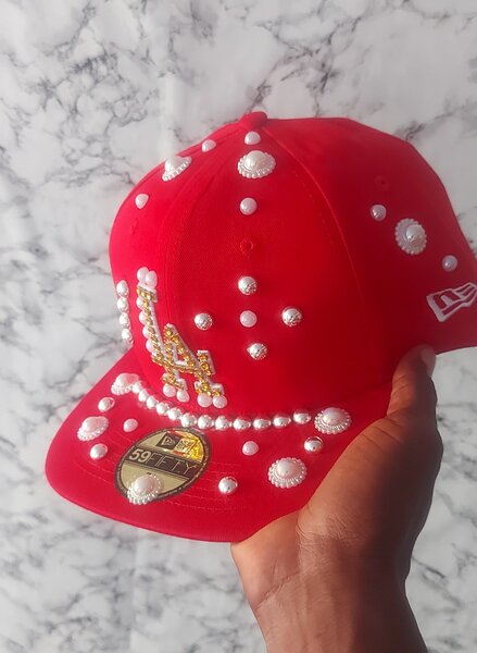 Casquette rouge perlée tendance