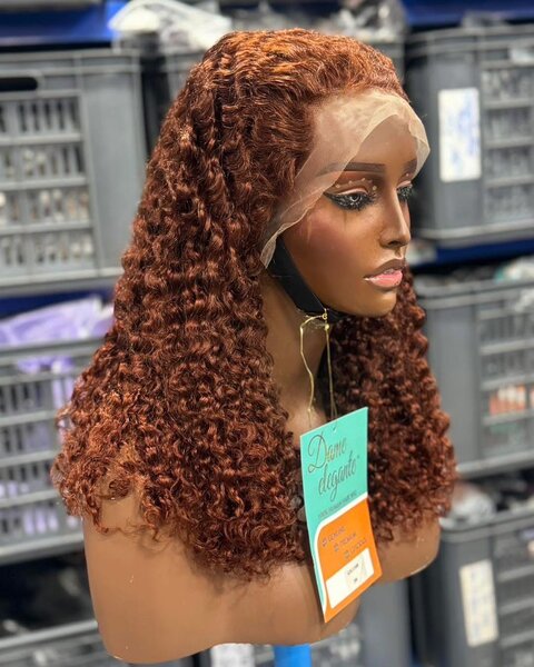 Perruque en dentelle bouclée