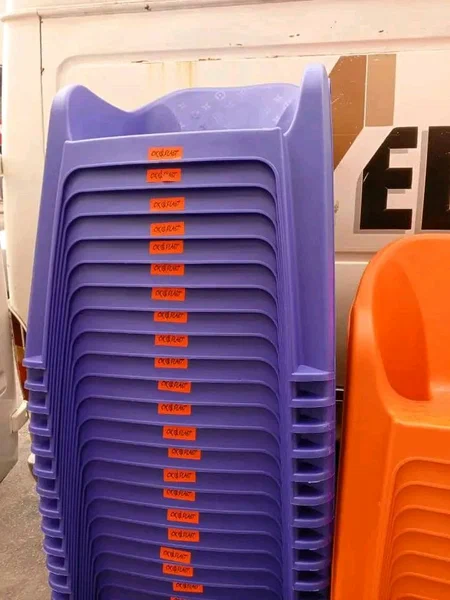 Chaises en plastique empilables