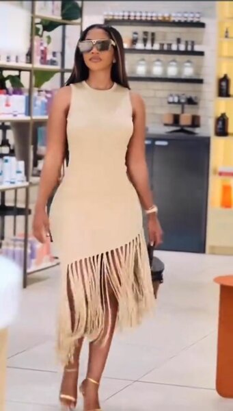 Robe moulante à franges élégante