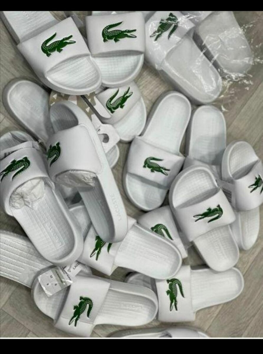 Claquettes blanches Lacoste