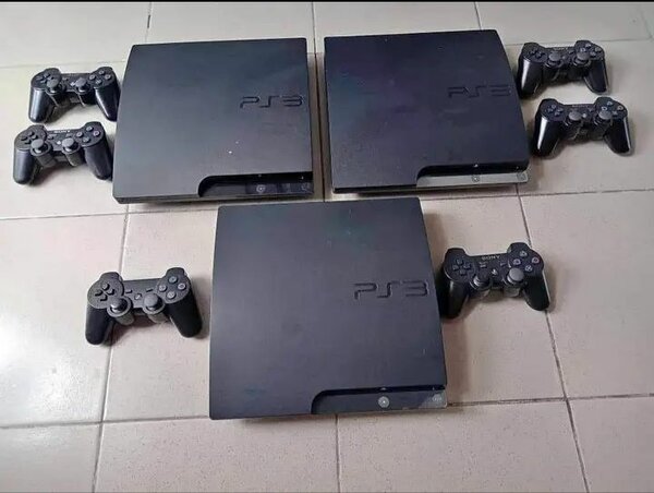 Console PS3 avec manettes