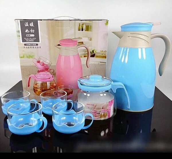 Set de théière et tasses colorées