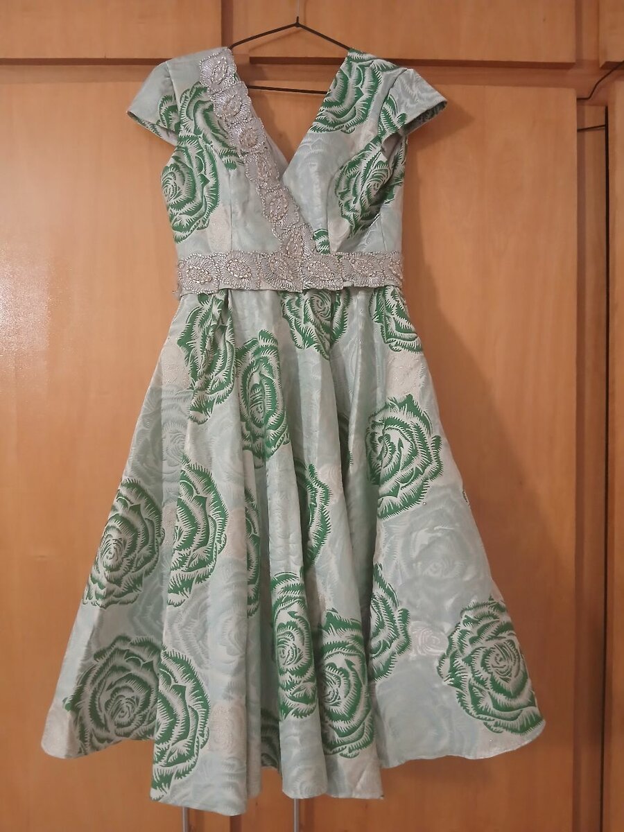 Robe élégante fleurie verte
