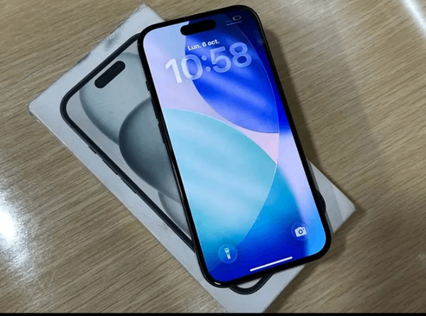 iPhone 15 simple
