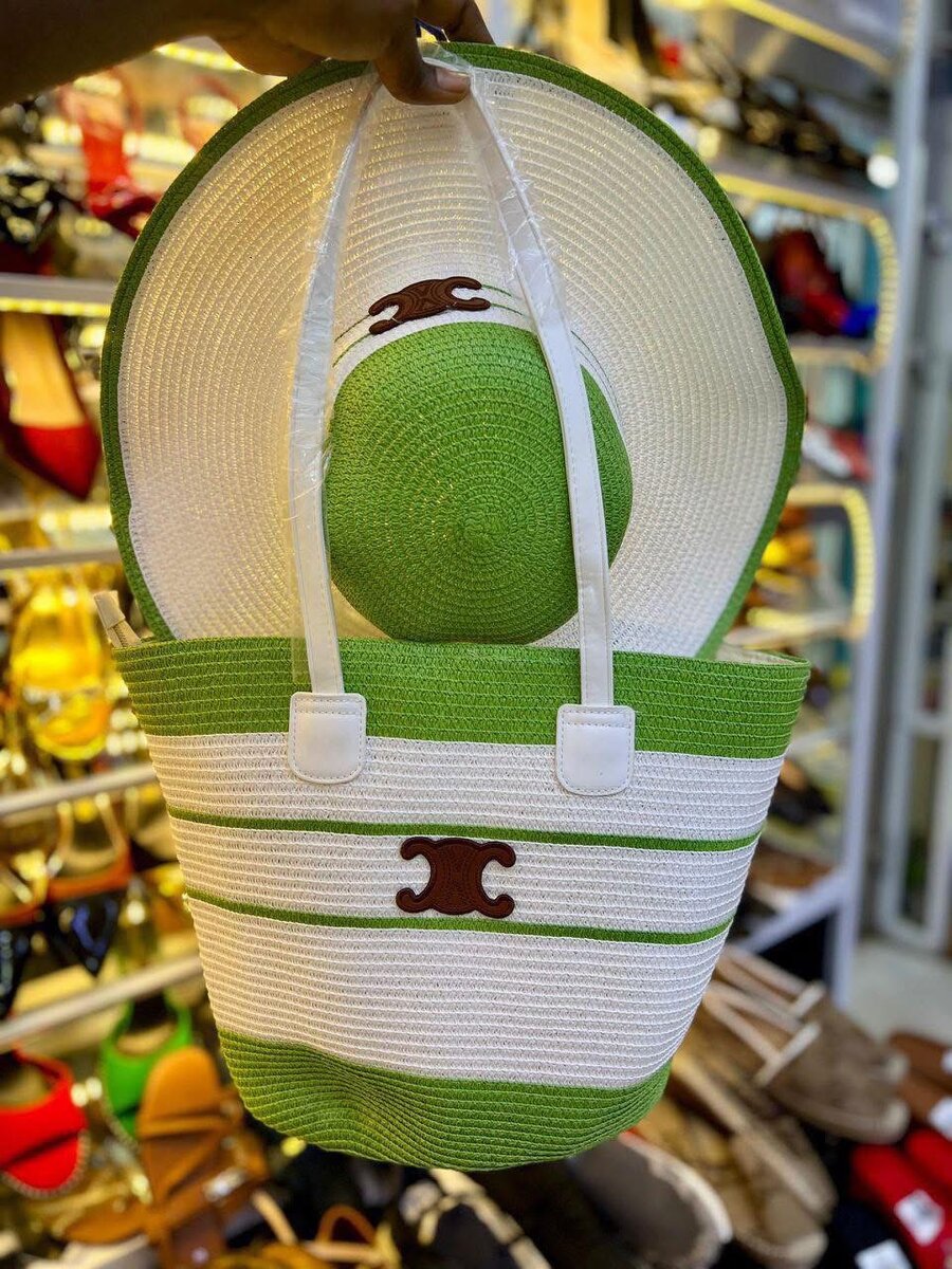 Chapeau et Sac Plage Élégants