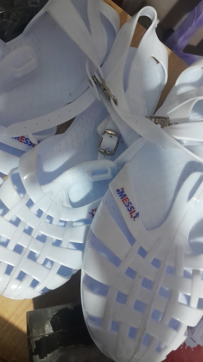 Sandales en plastique blanc