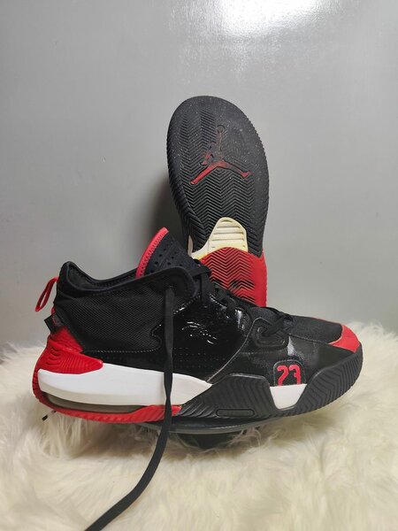 Baskets de sport rouge et noir