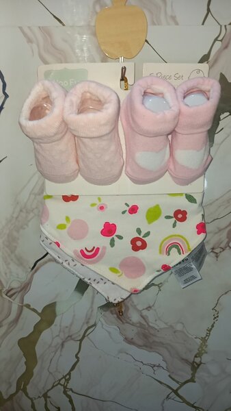 Chaussons bébé doux et bavoirs