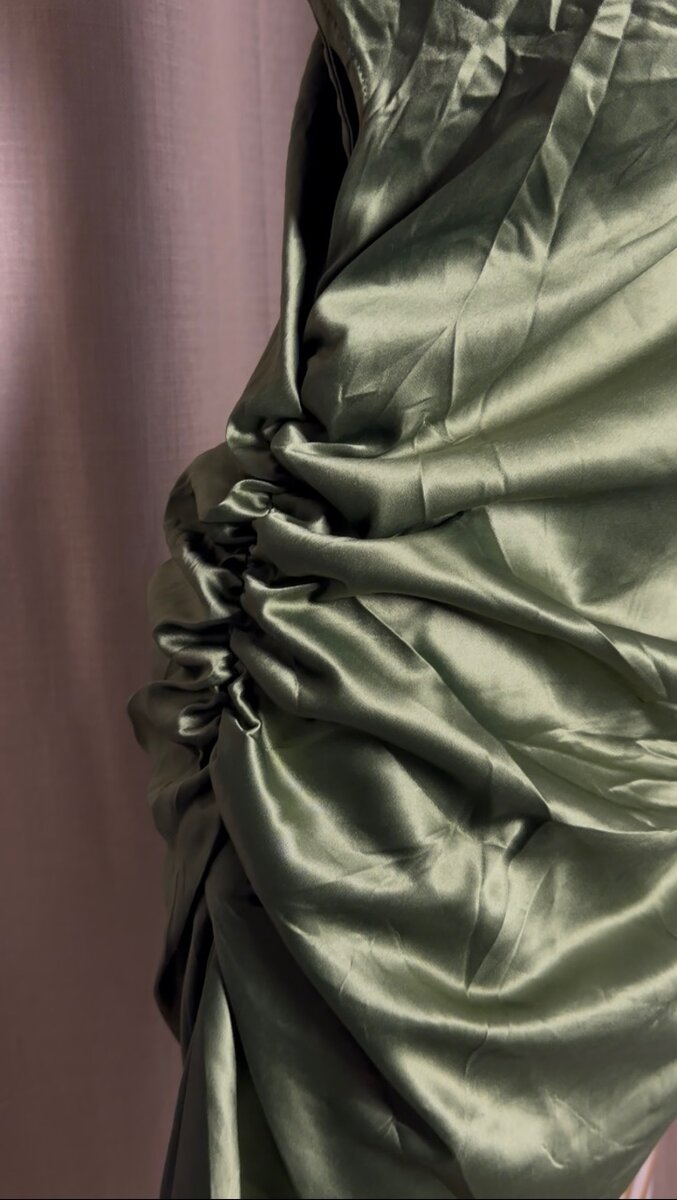 Robe drapée en satin vert