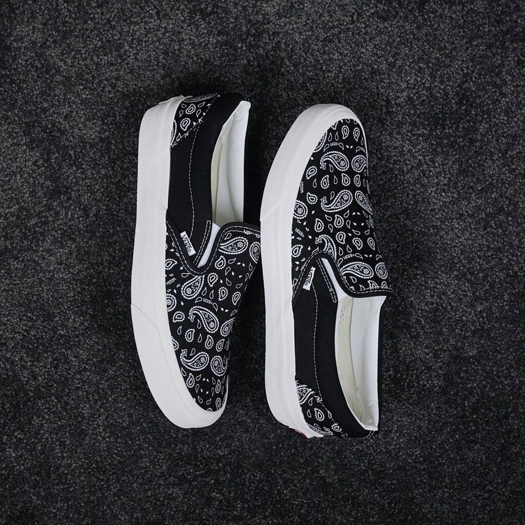 Chaussures slip-on imprimées noires