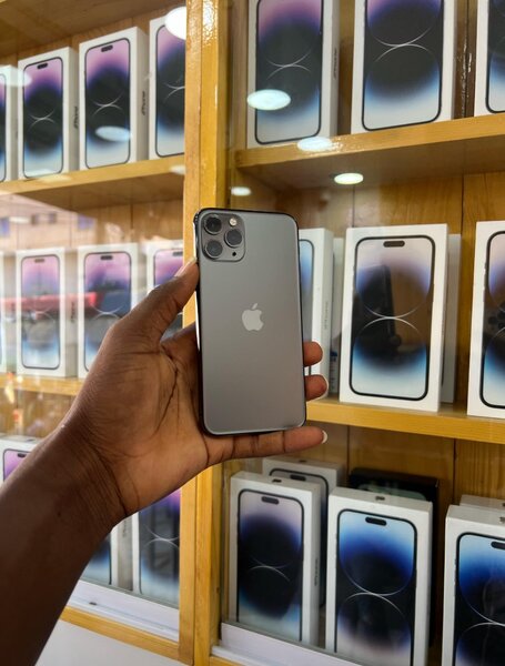 iPhone 11pro 128 gig BH90