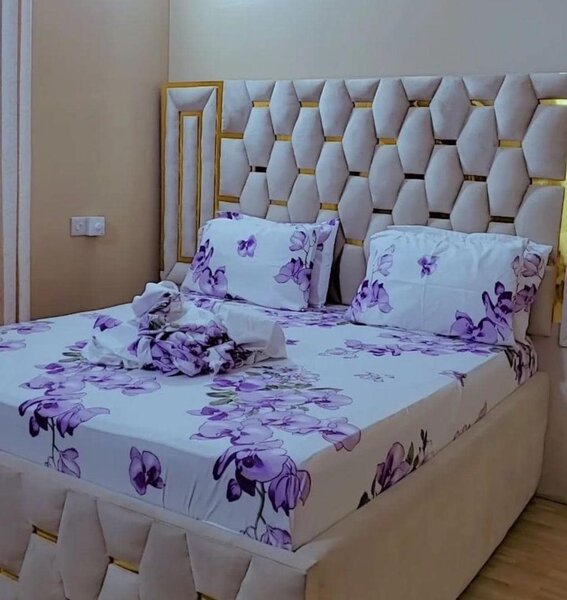  set includes 2 bedsheets and 4 pillowcases.