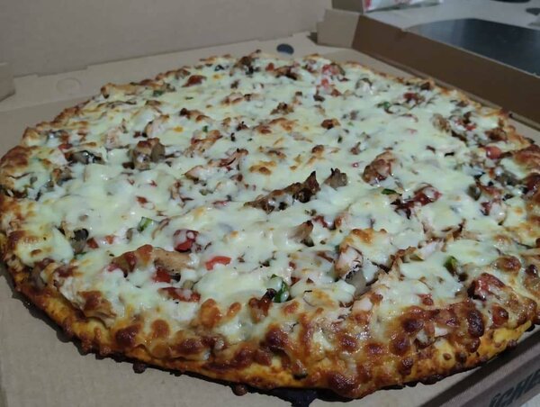 Pizza poulet à la sauce rouge