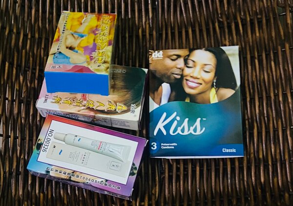 3 préservatifs + 3 lubrifiants