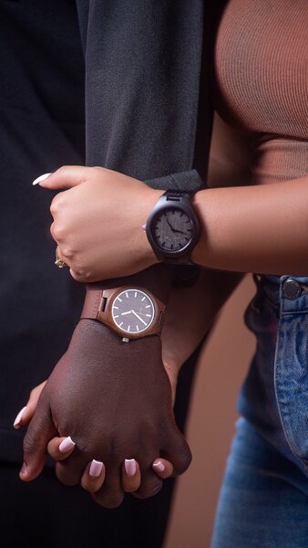 Montre en bois élégant mixte