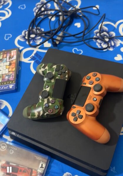 Console PS4 avec deux manettes