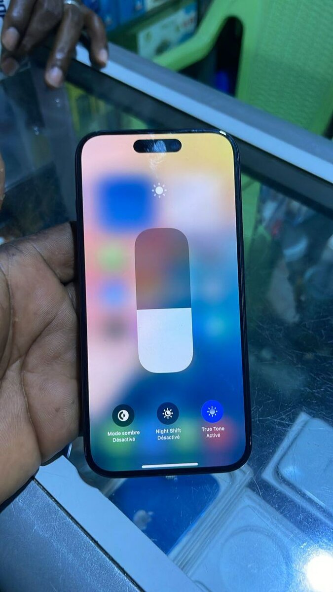 iPhone 15 pro arrière fissuré tout passe propre  540.000